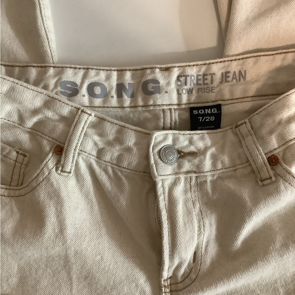 S.O.N.G. Size 7/28 Street Low Rise Jean With Rips Cream Jean. Preloved - Picture 4 of 8